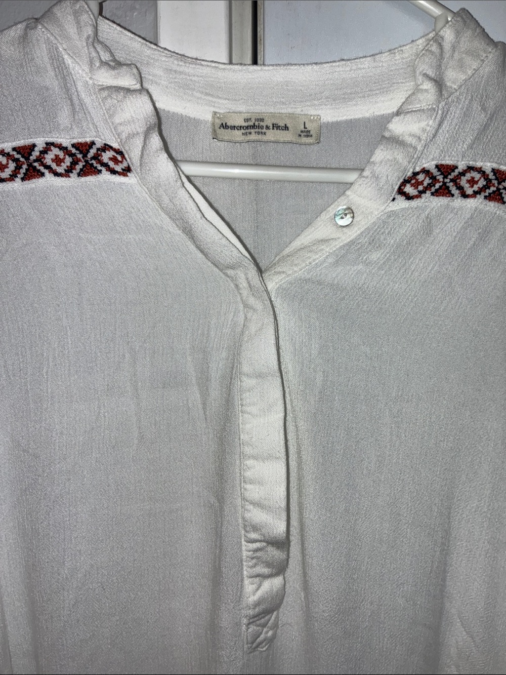 ABERCROMBIE & FITCH (EUC) Wmn’s White Long Sleeved ButtonEmbroidered Top Size L.